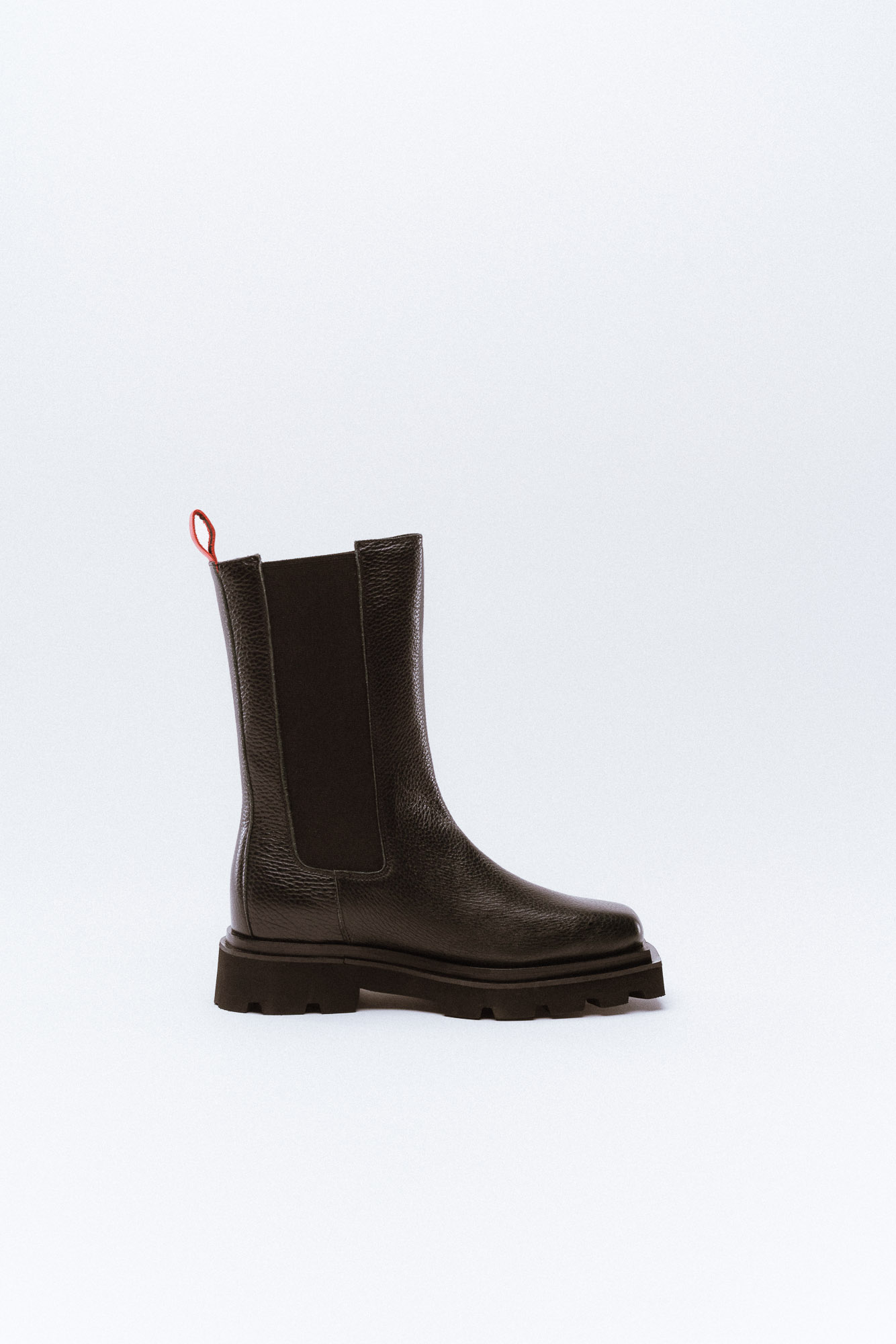 Mid-ankle chelsea women boots made of smooth leather. High elasticated side. Chunky rubber platform sole. Squared toe cap.
