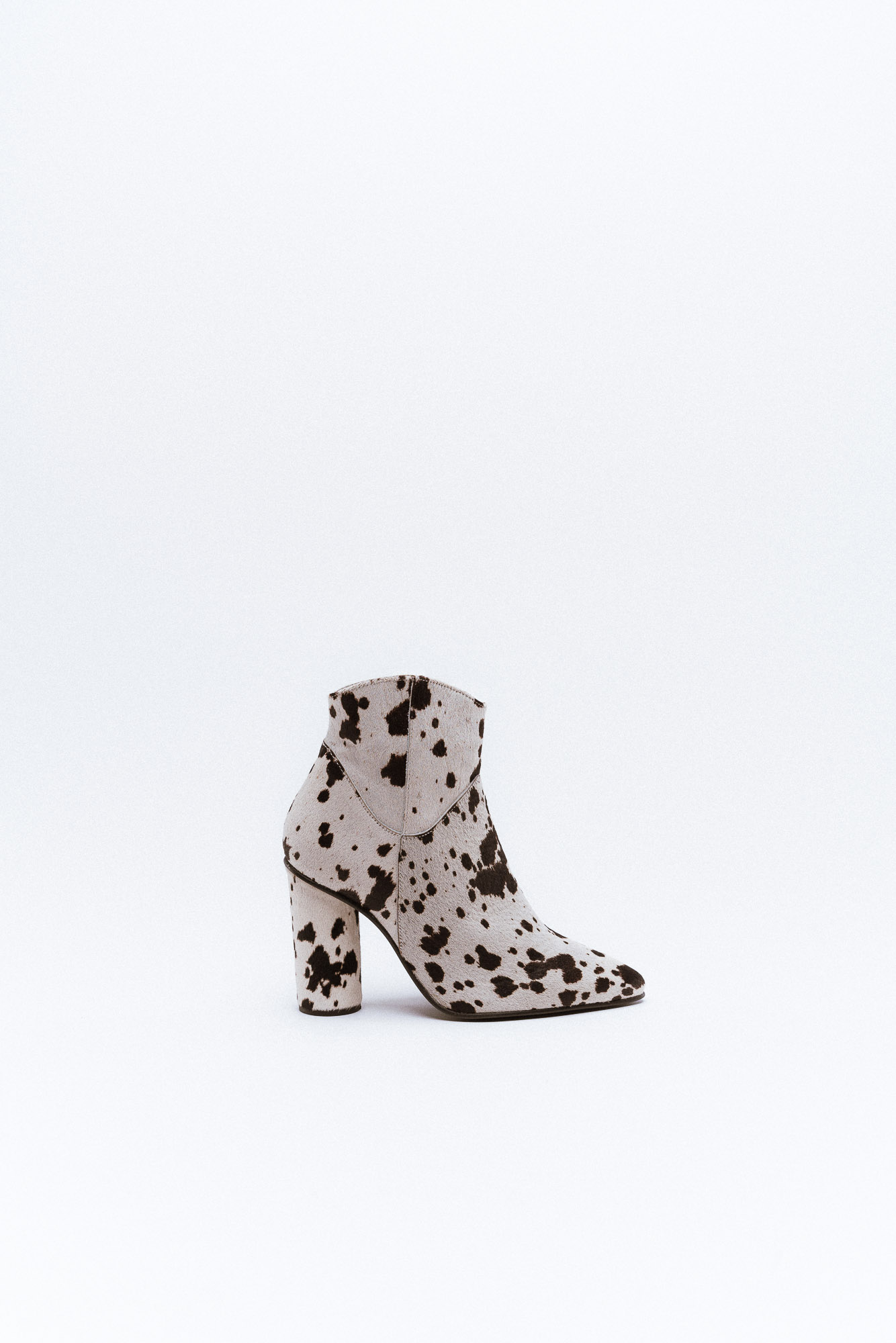 Ankle women cow pattern ankle boot with heel made of leather and hair.